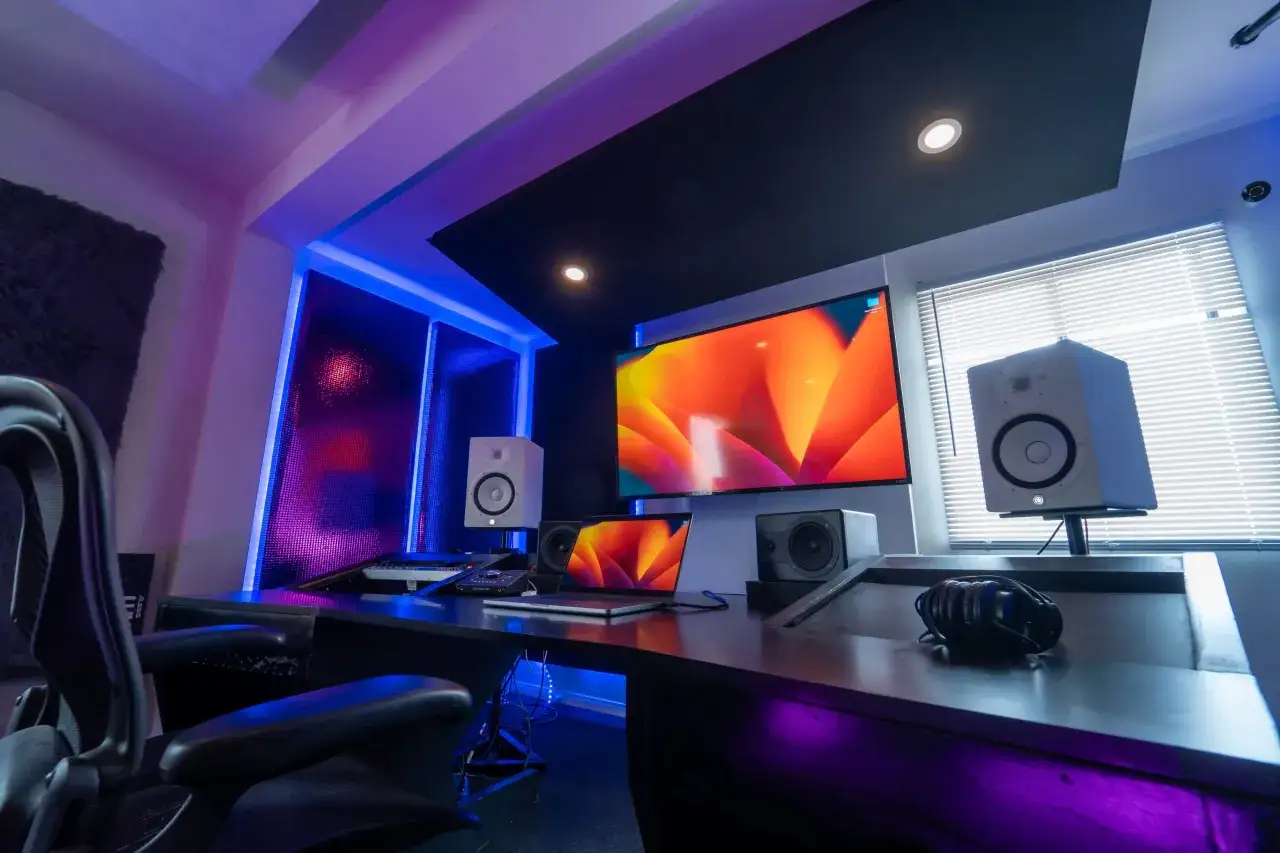 Ein modernes Tonstudio mit Monitoren, Laptops und Kopfh&ouml;rern, bereit f&uuml;r die Erstellung von **Adobe Sounds**.
