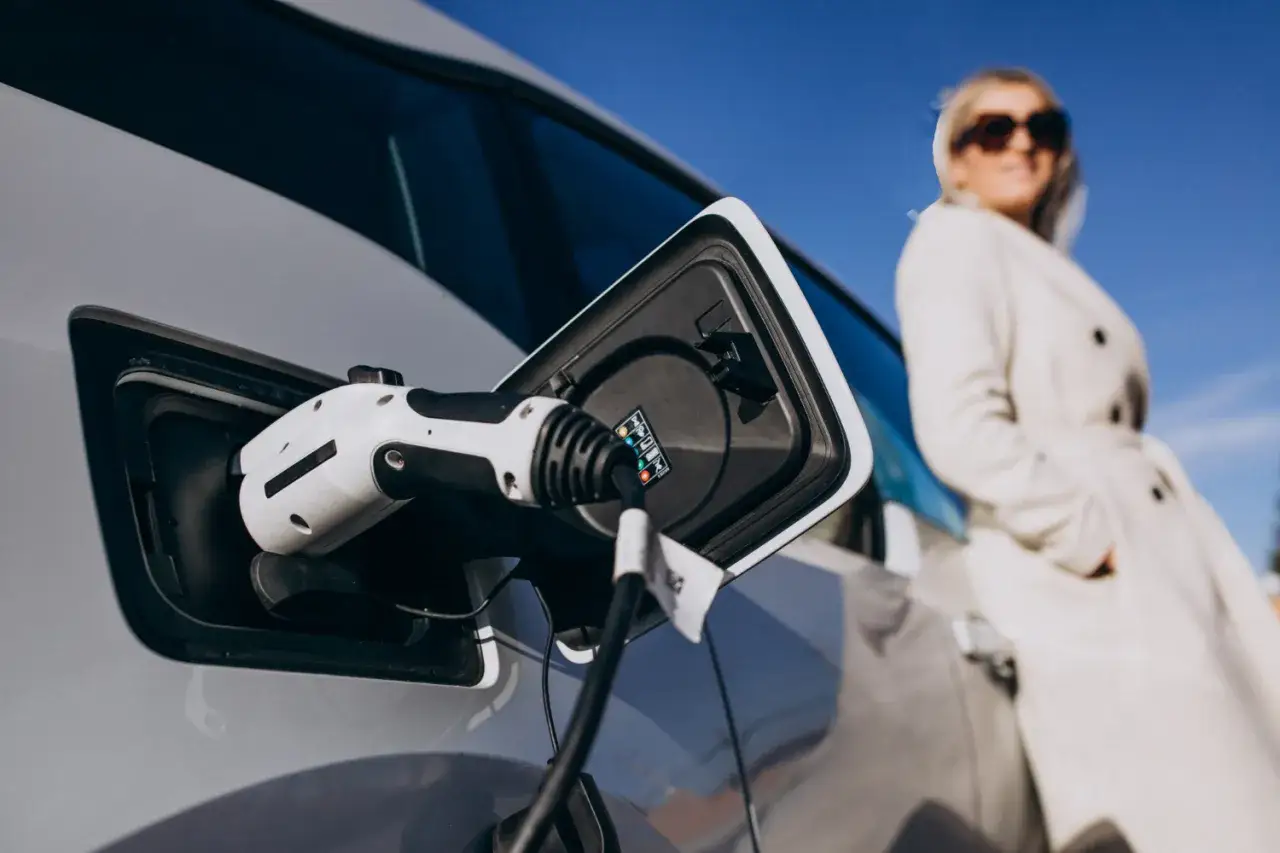 Ładowanie samochodu elektrycznego. Zastanawiasz się, ile wytrzymuje bateria w samochodzie elektrycznym? Czas ładowania zależy od wielu czynnik&oacute;w.