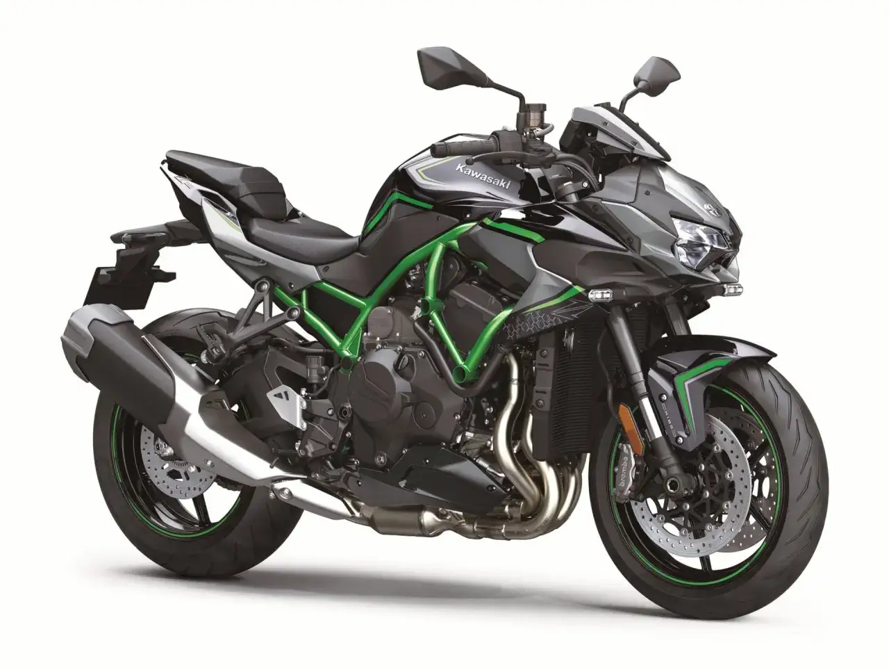 Czarny motocykl Kawasaki z zielonymi akcentami, prezentujący swoją hyper naked moc.