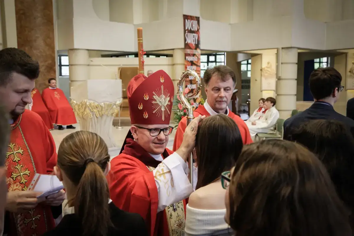 Biskup udziela sakramentu bierzmowania. Ceremonia trwa ok. 1,5 godziny.