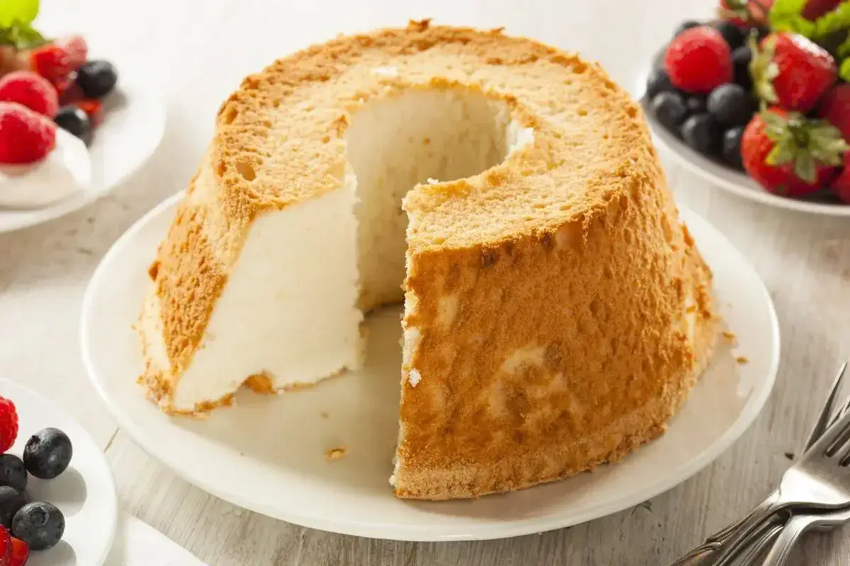 Delizioso dolce con albumi, soffice e leggero, pronto per essere gustato con frutti di bosco freschi.