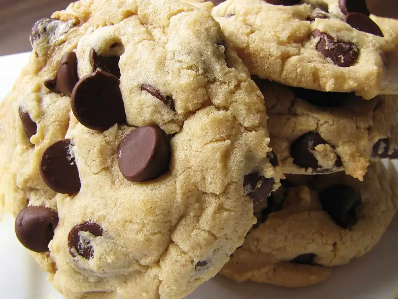 Gros plan sur une pile de cookies aux pépites de chocolat, la meilleure recette de cookies pour un goûter gourmand.