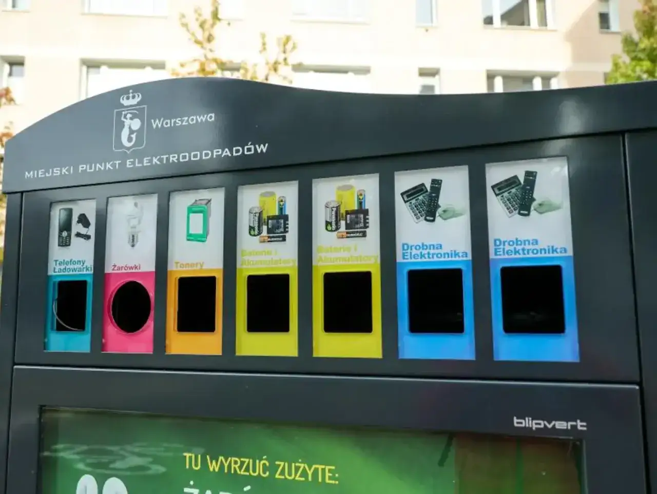 Warszawski punkt zbiórki elektrośmieci. Widać tu sekcje na telefony, żarówki, tonery, baterie i akumulatory, drobna elektronika.