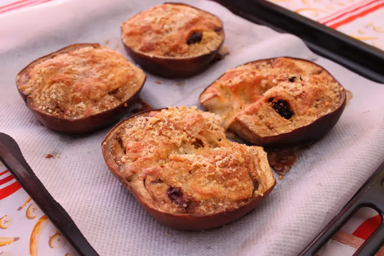Melanzane ripiene al forno velocissime, dorate e croccanti, pronte per essere gustate.