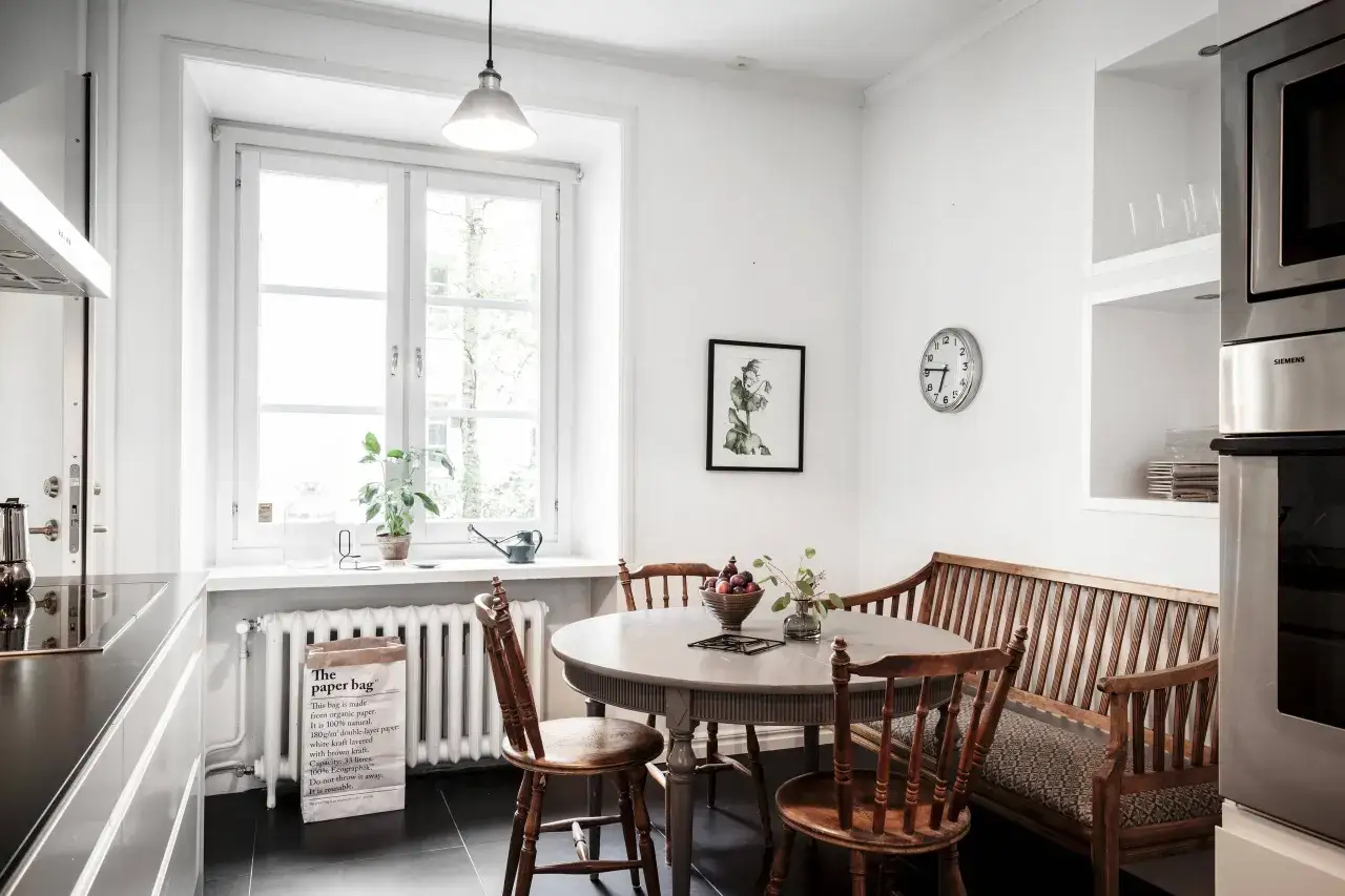 Mysig k&ouml;ksvr&aring; med runt matbord, tr&auml;b&auml;nk och stolar. Perfekt f&ouml;r runt matbord inspiration.