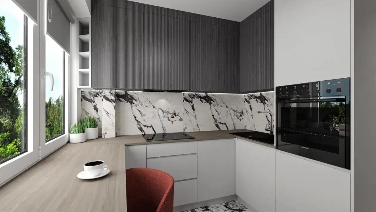 Nowoczesna, mała kuchnia w bloku z wielkiej płyty. Marmurowy backsplash, szare szafki i drewniany blat tworzą elegancką przestrzeń.