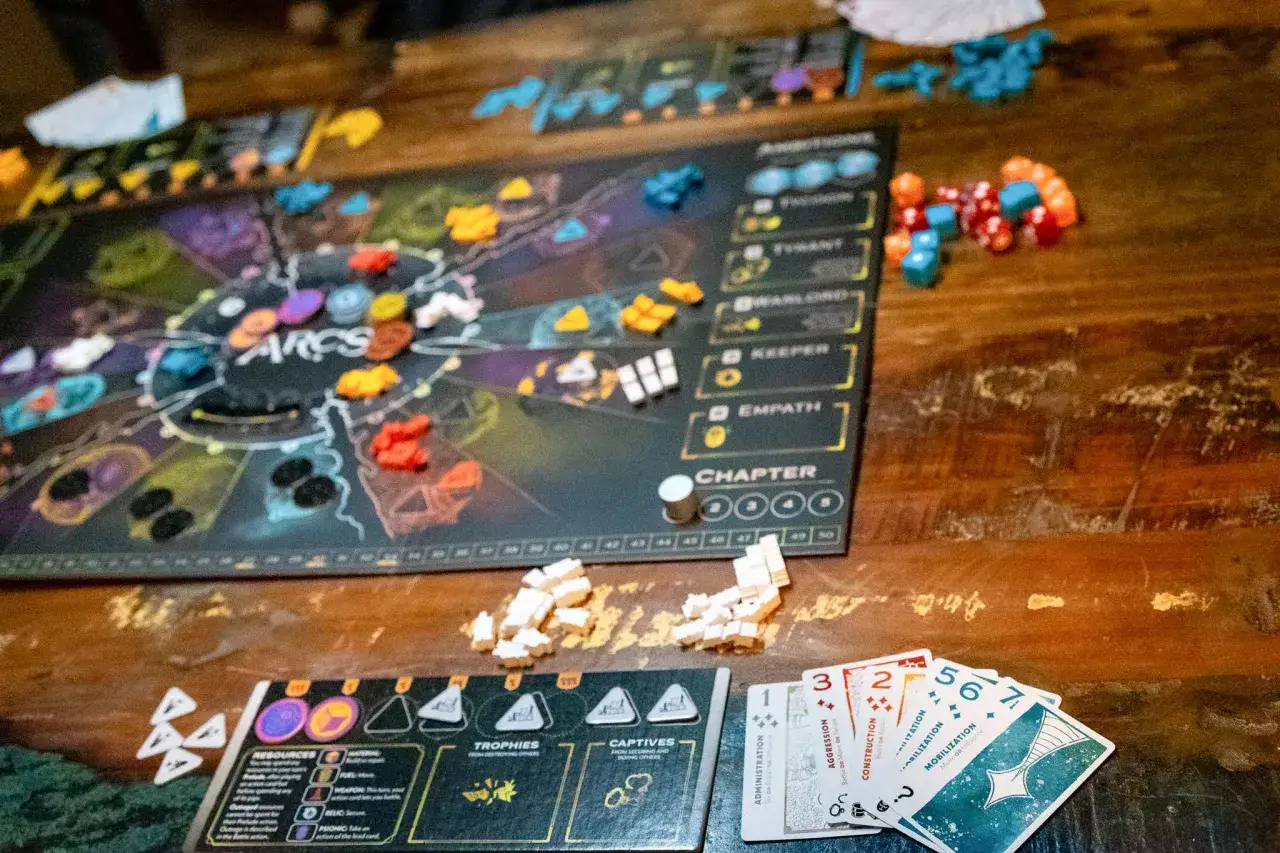 Strategie brettspiele: bunte Spielfiguren und Würfel auf einem Spielbrett mit dem Titel