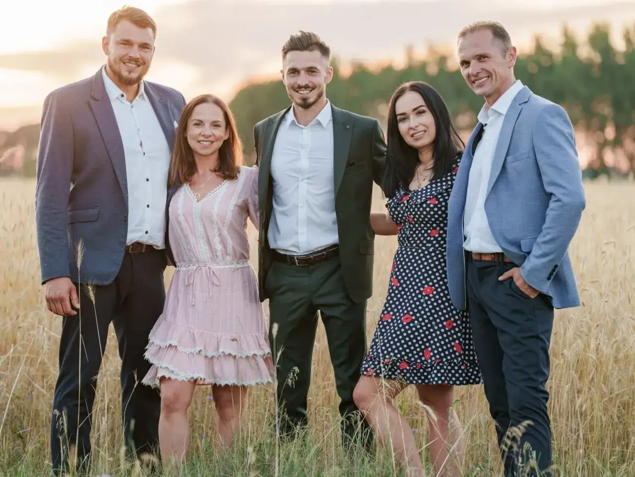 Uśmiechnięci rolnik szuka żony uczestnicy pozują w polu pszenicy.