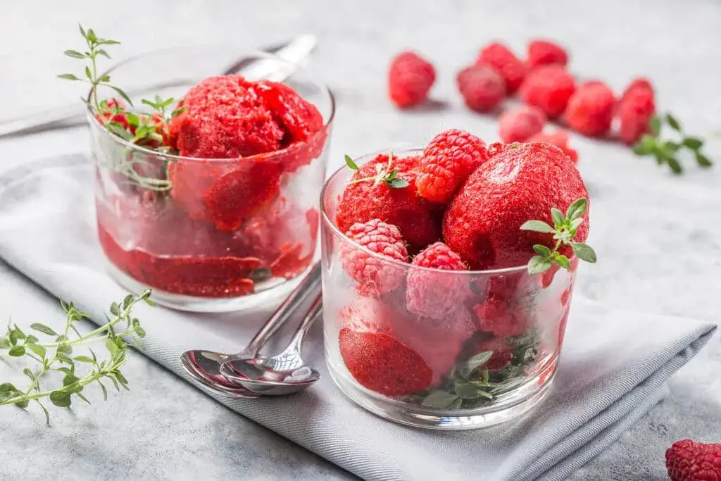 gotowy sorbet owocowy w pucharku
