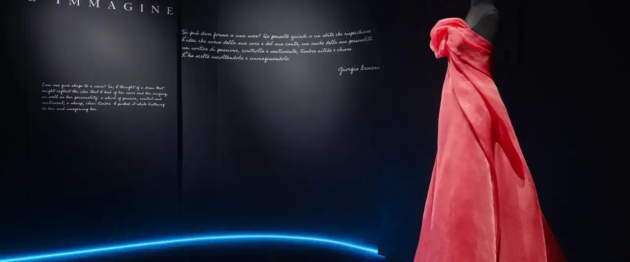 Czerwona suknia Giorgio Armani, inspirowana głosem i osobowością Marii Callas. Biografia artystki w tekście.