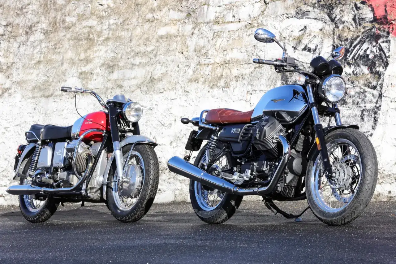 Dwa klasyczne motocykle Moto Guzzi V7 obok siebie. Poznaj moto guzzi v7 dane techniczne i poczuj ducha wolności.