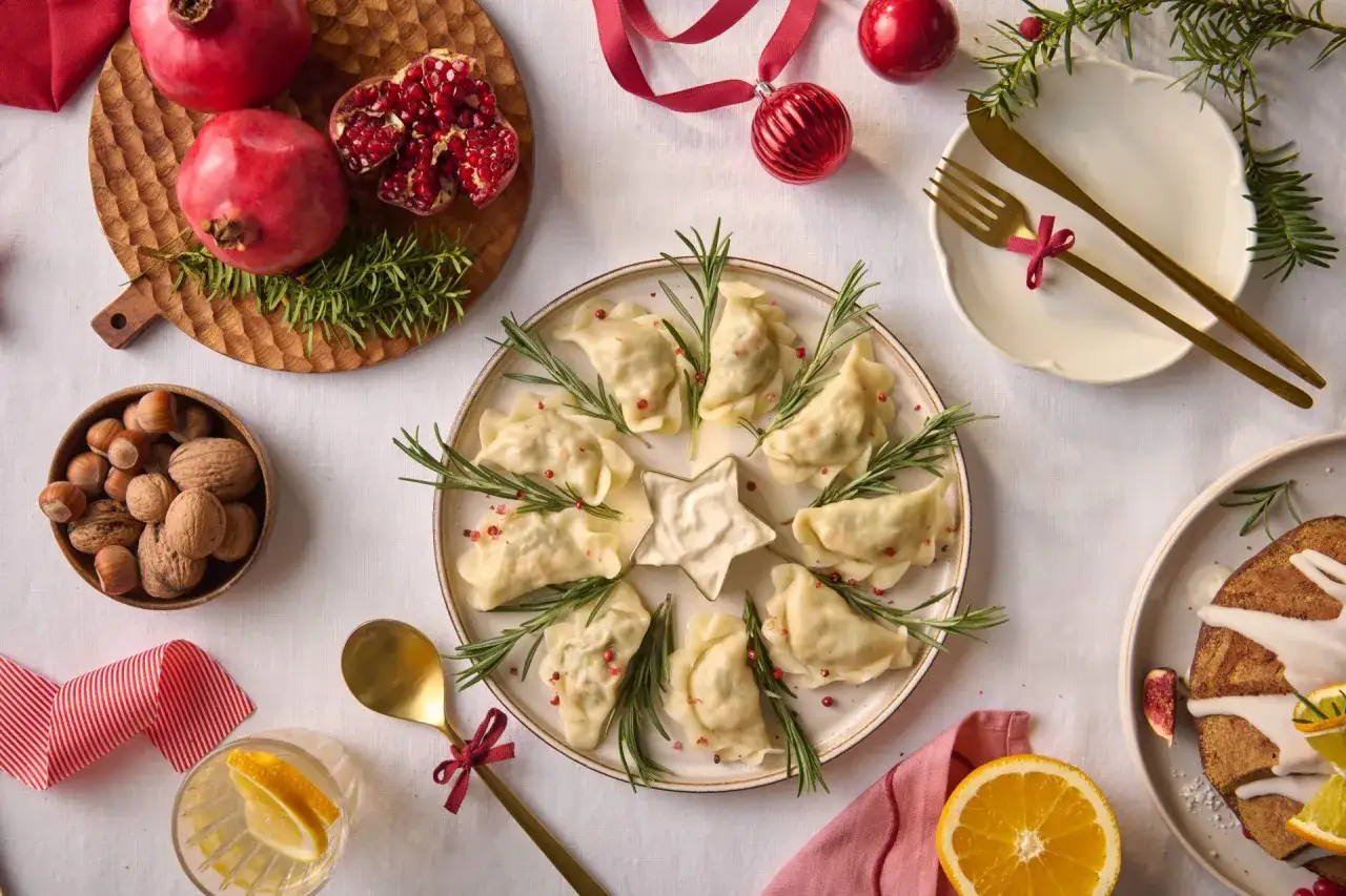 Proste dania na święta bożego narodzenia: pierogi, owoce i orzechy.