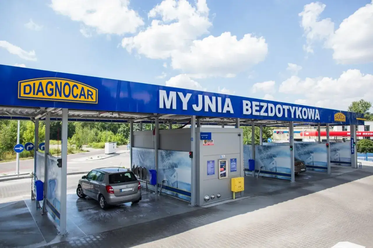 Nowoczesna myjnia automatyczna bezdotykowa Diagnocar. Samoch&oacute;d czeka na mycie pod zadaszeniem.