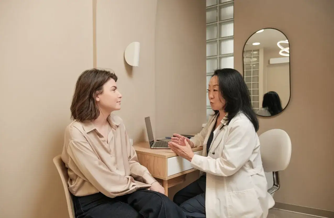Une patiente discute avec un m&eacute;decin. Le m&eacute;decin explique les options, peut-&ecirc;tre pour un deuxi&egrave;me avis tarif.
