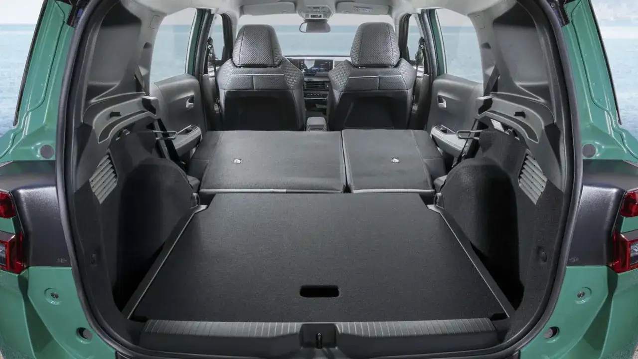 Maletero del Opel Frontera con asientos abatidos, ideal para viajes. Opiniones sobre su espacio y versatilidad.