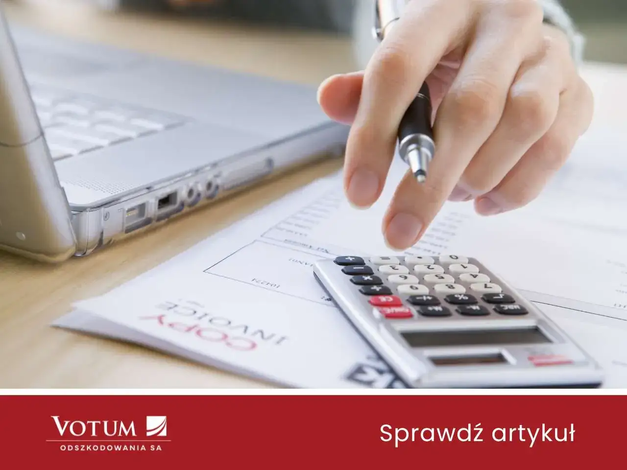 Dłoń z długopisem nad kalkulatorem i laptopem. Obliczanie odszkodowania, dożywotnia renta wypadkowa.