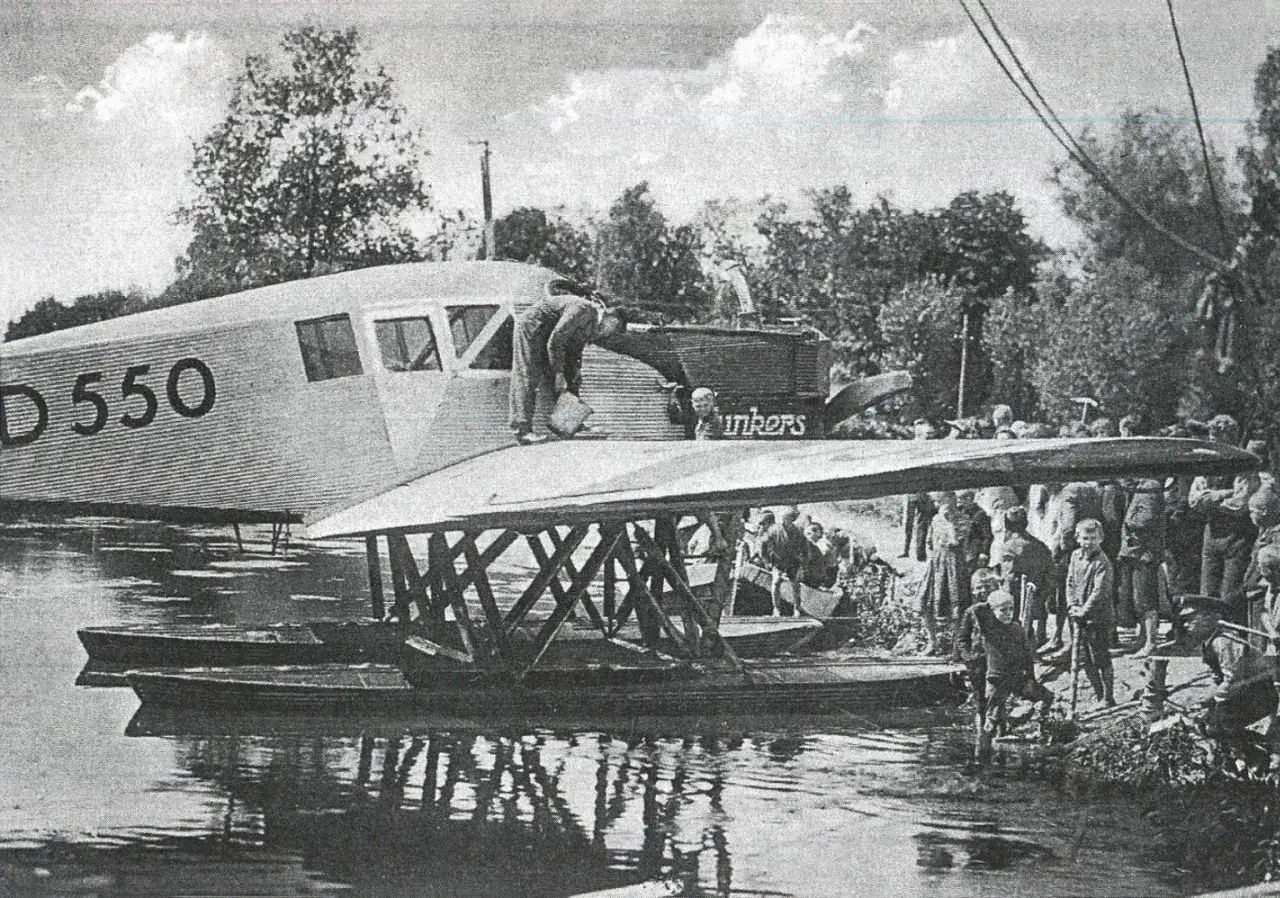 Samolot Junkers D 550 na wodzie, obok tłum ludzi. Prawdopodobnie scena z fabryki samolotów Mielno.