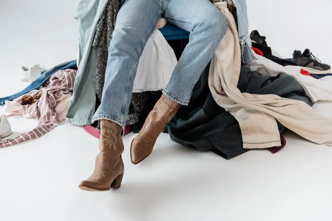 modne buty do jeans&oacute;w 2026 akcesoria jeansowe