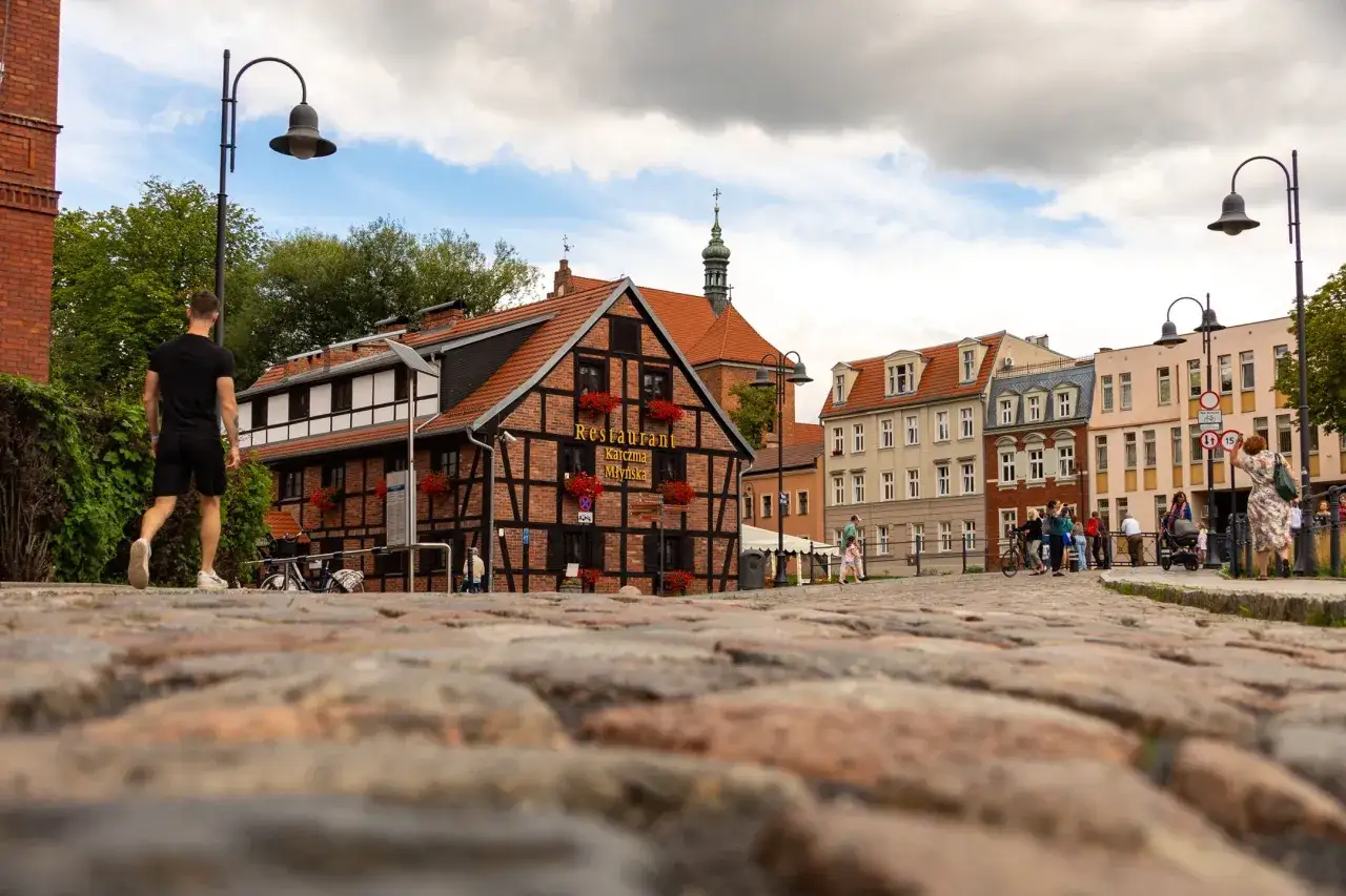 Spacer po urokliwym Bydgoszcz w jeden dzień. Brukowana uliczka, zabytkowe kamienice i restauracja 