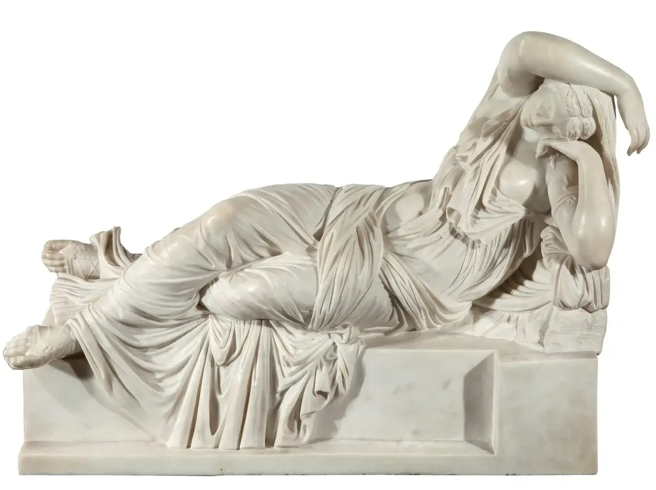 Una donna sdraiata, avvolta in drappeggi di marmo, in una delle sculture famose che evocano un'antica malinconia.