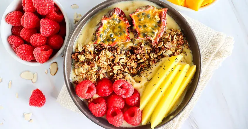 Smoothie bowl z mango i granolą
