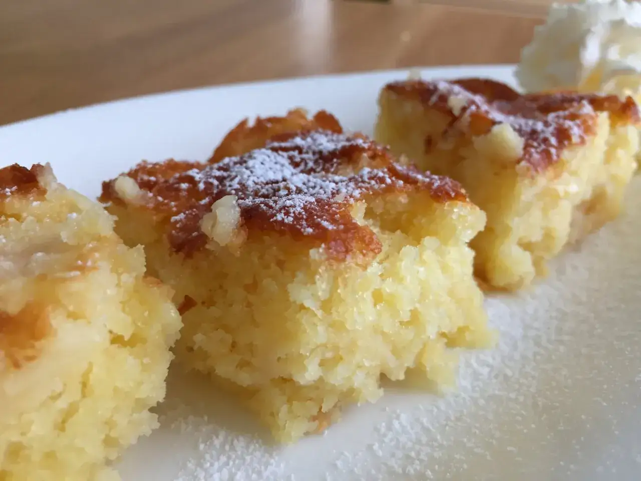 Saftige St&uuml;cke Apfelkuchen, best&auml;ubt mit Puderzucker. Ein k&ouml;stliches Apfelkuchen Rezept, das man probieren muss!