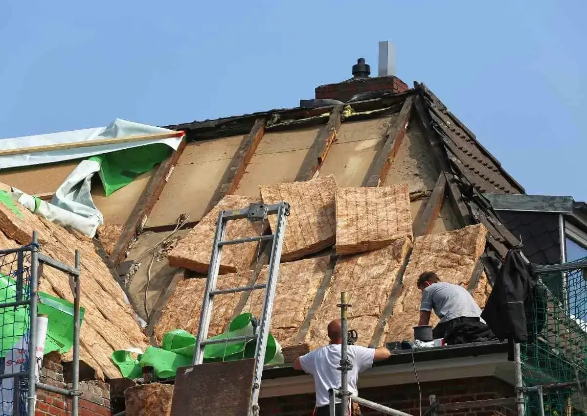 Dachdecker führen Schadstoffmessung nach Brand durch, um die Sicherheit nach dem Unglück zu gewährleisten.