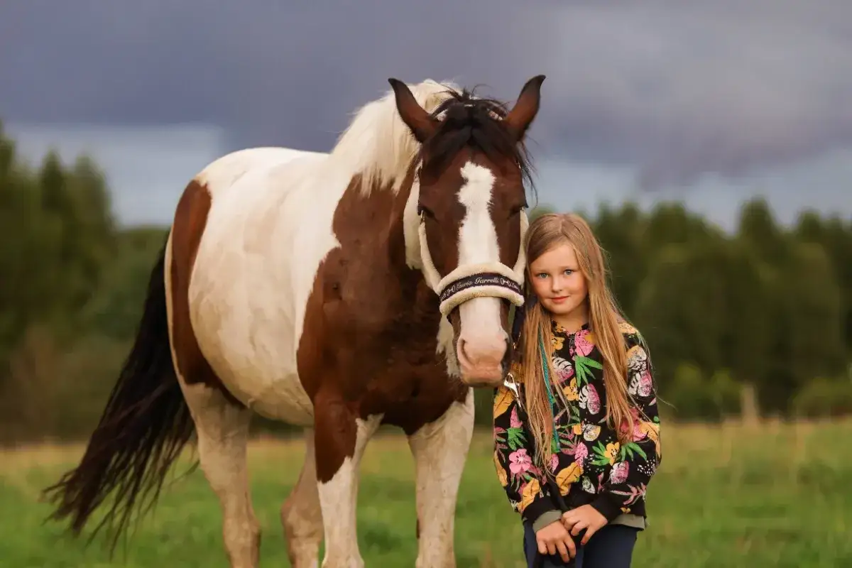 Dziewczynka z koniem w Pony Club Radzymin.