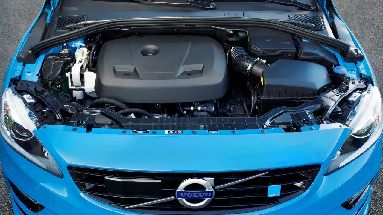 Silnik Volvo w błękitnym aucie, symbol najlepszych silników Volvo.