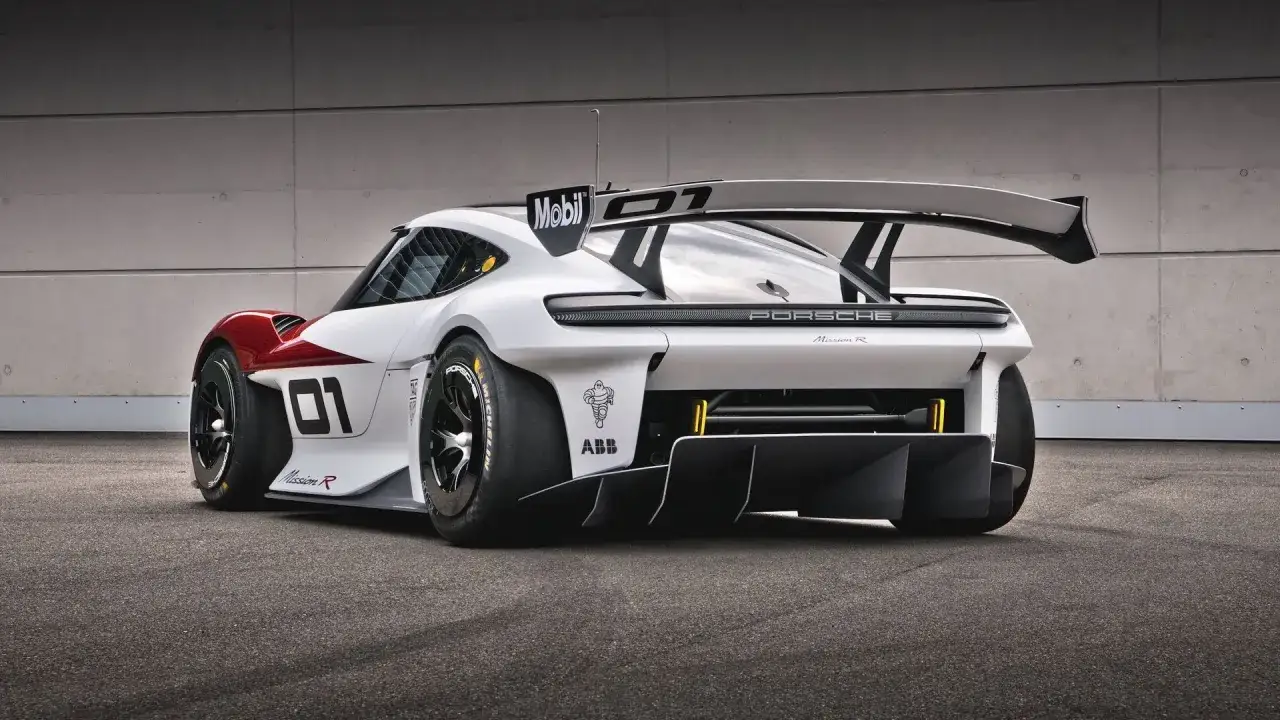 Wyścigowy Porsche Mission R z masywnym skrzydłem i dyfuzorem, gotowy do podboju toru.