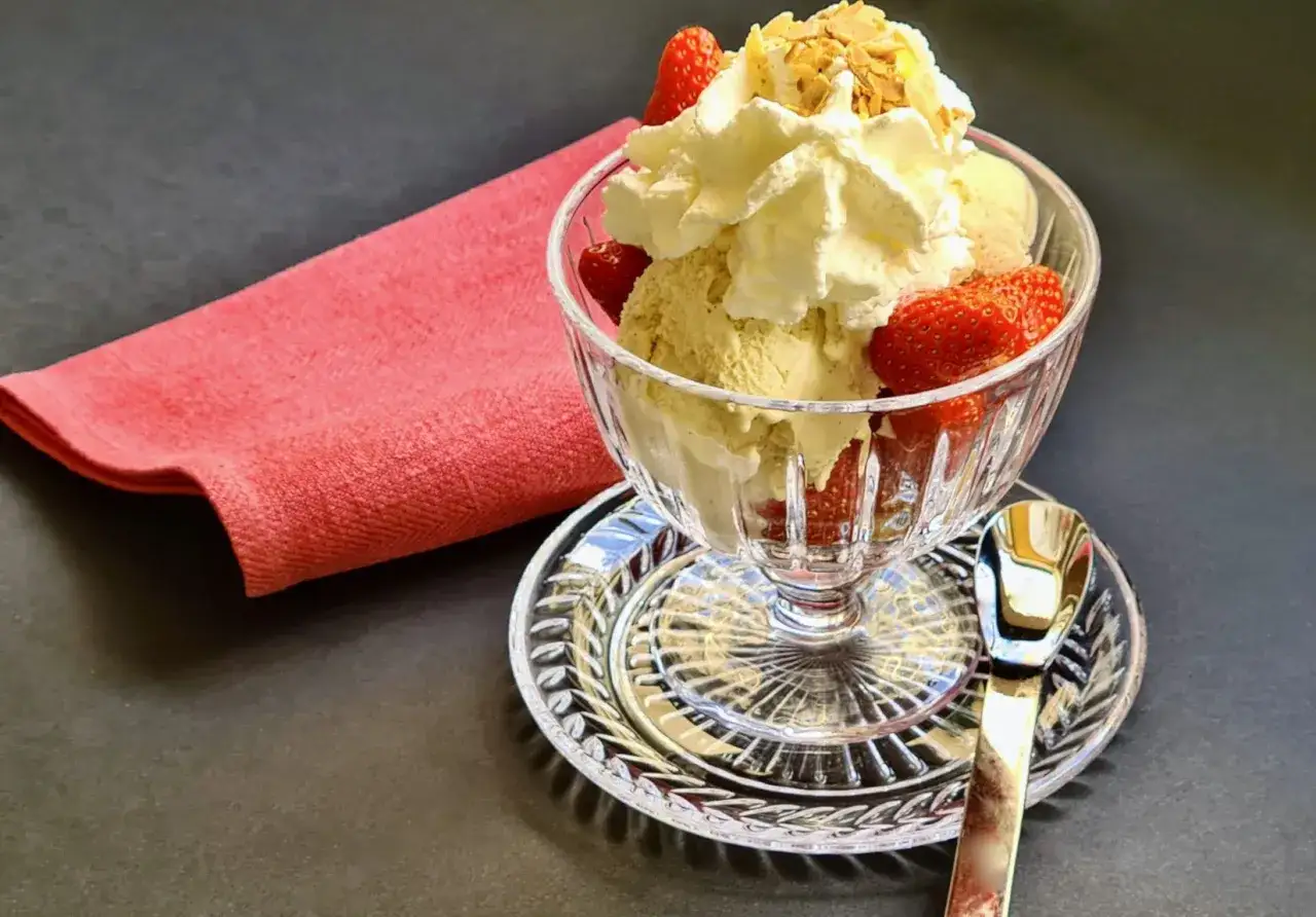 Glace vanille, fraises fra&icirc;ches, chantilly et amandes effil&eacute;es pour une d&eacute;licieuse recette fraise melba.