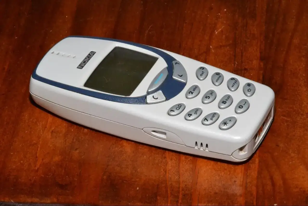 Klasyczny telefon Nokia 3310. Kiedyś zastanawiałeś się, simlock co to? Ten model m&oacute;gł mieć blokadę simlock.