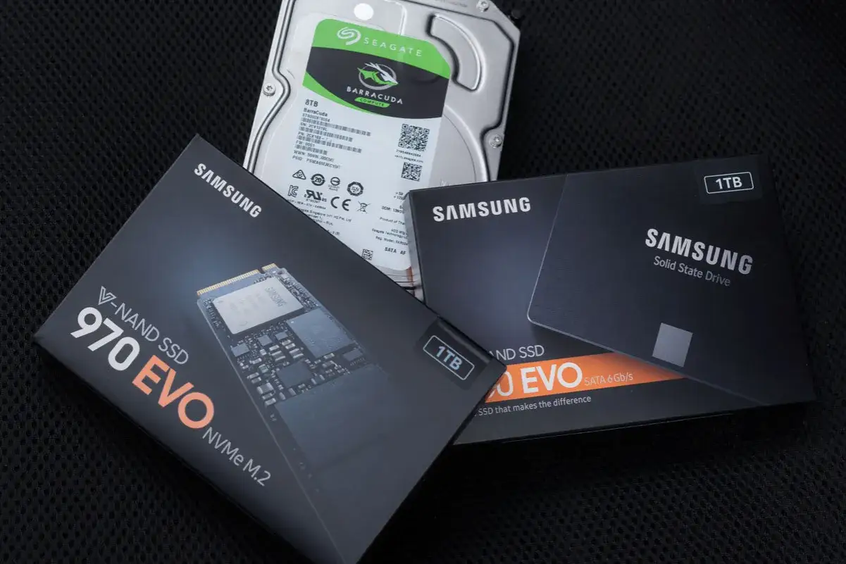 Dysk magazynujący Photoshop: dysk Seagate BarraCuda 8TB i dwa dyski SSD Samsung 970 EVO NVMe M.2 oraz 1TB SATA.
