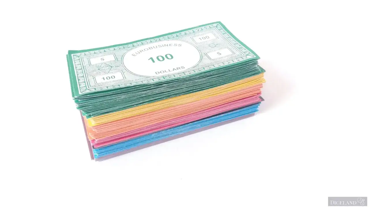 Stos kolorowych banknotów do gry Eurobiznes. Pieniądze w różnych barwach, od zielonego po niebieski, gotowe do gry.