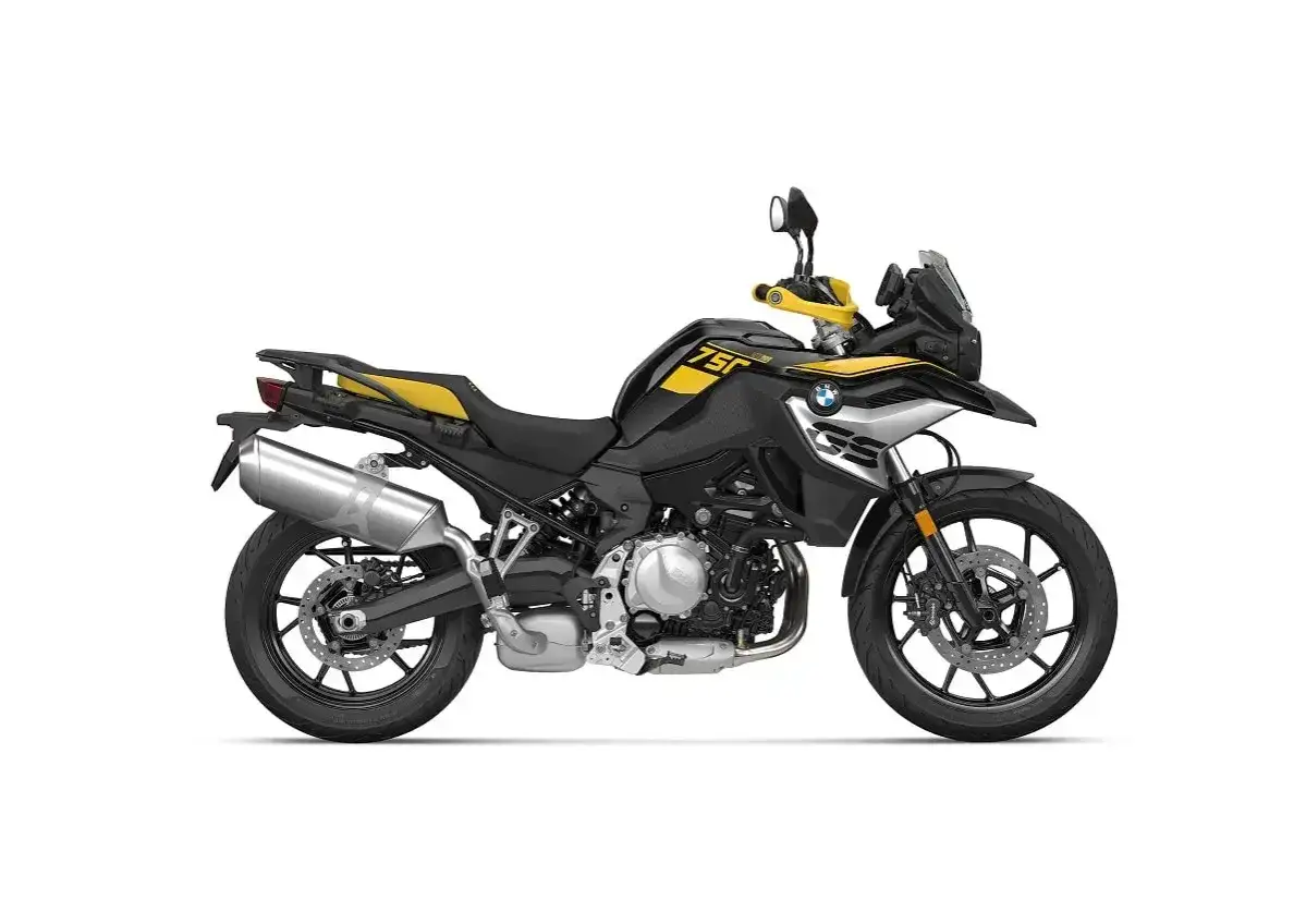 Czarny motocykl BMW f750gs z żółtymi akcentami, gotowy na przygodę.