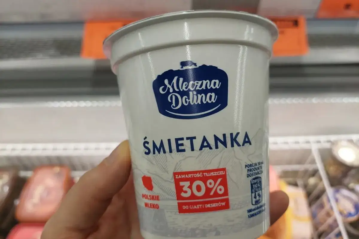 Śmietana Mleczna Dolina 30% tłuszczu, idealna do sosów, ciast i deserów.