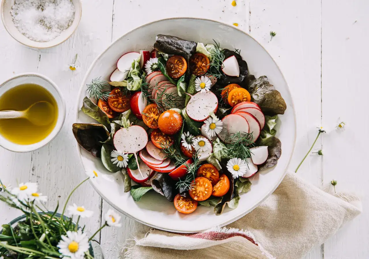 Frischer Radieschen Salat mit Tomaten, Dill und G&auml;nsebl&uuml;mchen. Ein leichter Genuss f&uuml;r warme Tage.
