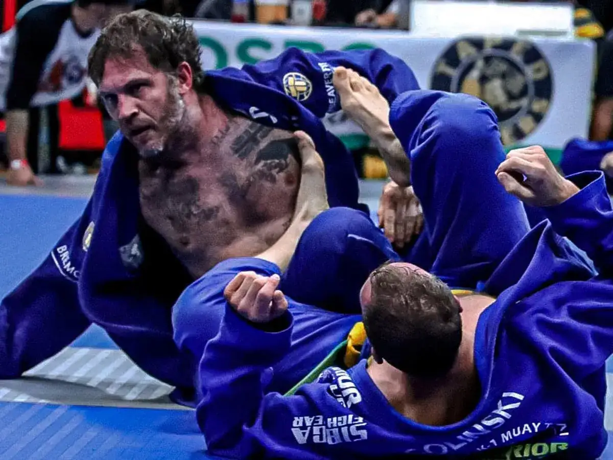Tom Hardy i jiu jitsu, i intensiv kamp på mattan.