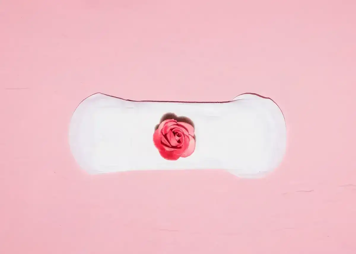 Delikatne plamienie implantacyjne, jak róża na podkładce higienicznej, symbolizuje początek nowego życia.