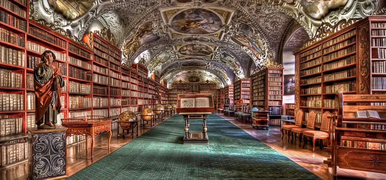 Praga nietypowe atrakcje: barokowa biblioteka z rzeźbą, globusami i malowanym sklepieniem.