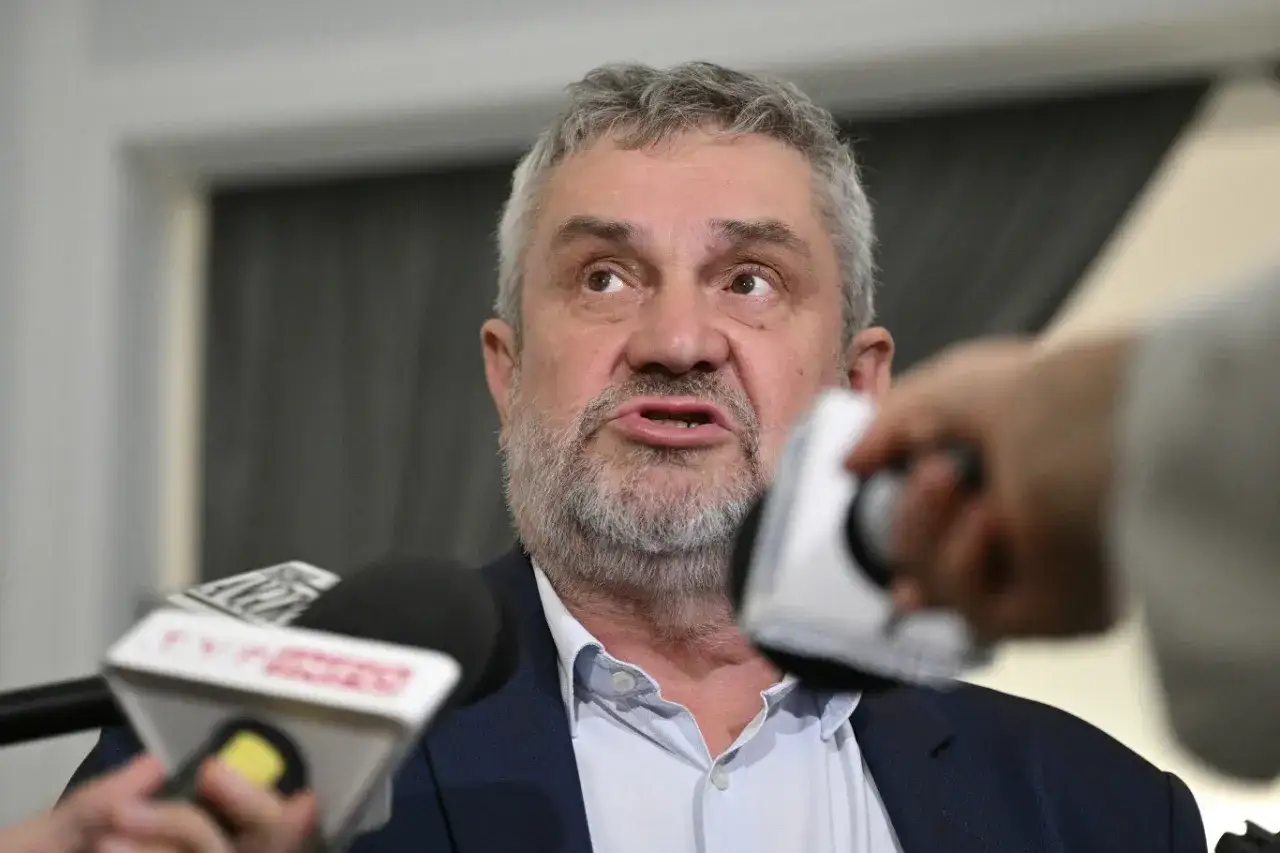 Jan Krzysztof Ardanowski przed mikrofonami, być może wyjaśnia prawdziwe przyczyny odejścia Jana Krzysztofa Ardanowskiego z partii PiS.