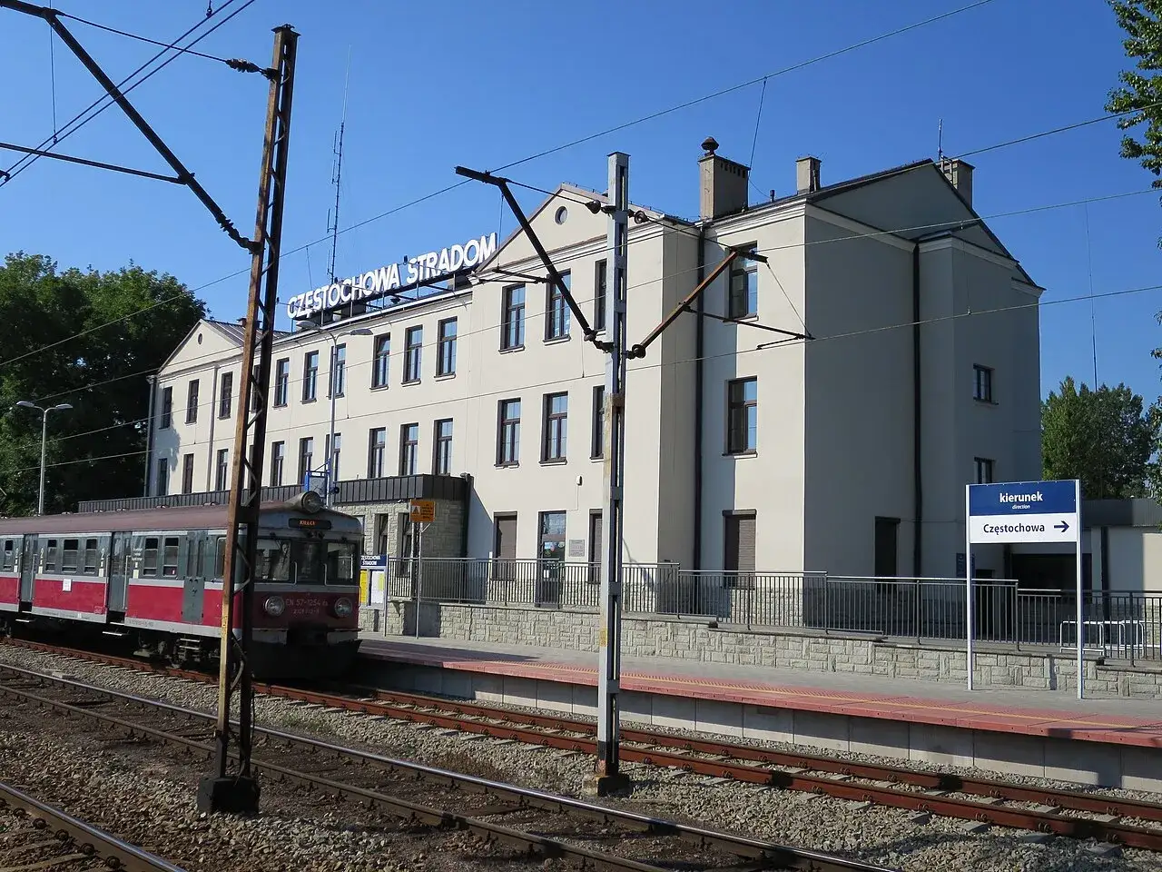 Pociąg na stacji Częstochowa Stradom. Budynek dworca z napisem