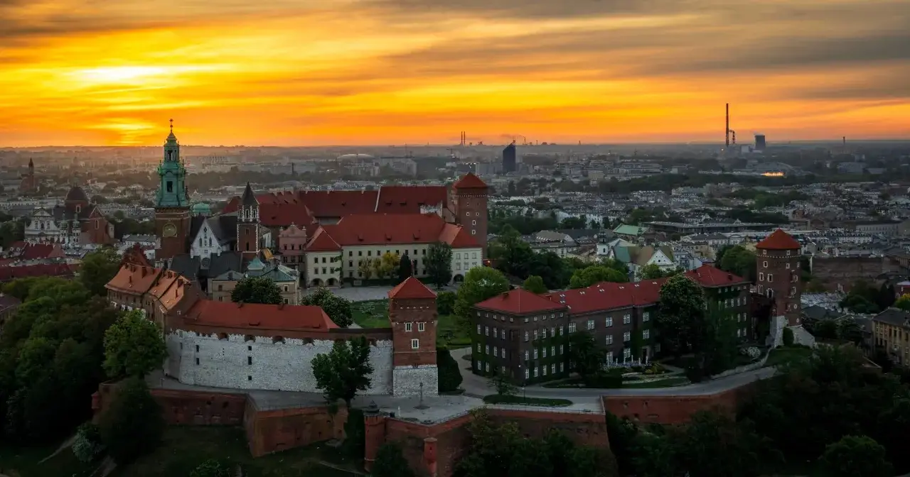 Zachód słońca nad Wawelem, gdzie czakramy w Polsce mogą odczuwać energię historii.