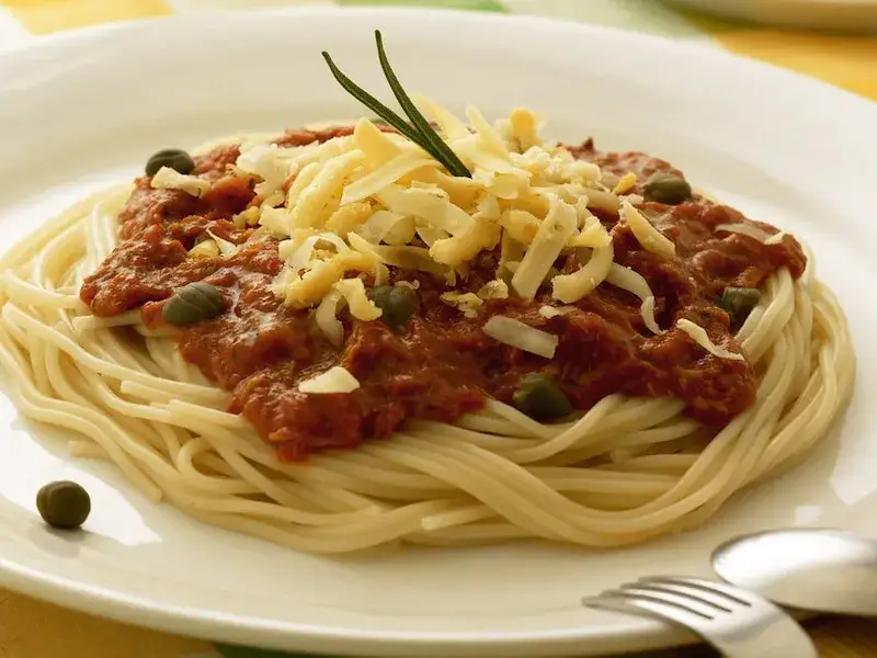 wariacje spaghetti z kaparami