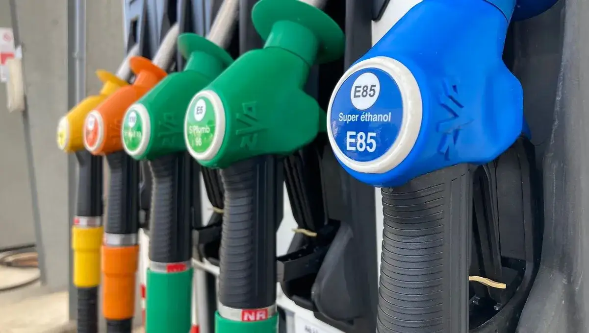 pompe &agrave; essence et pompe diesel dans une station service en France