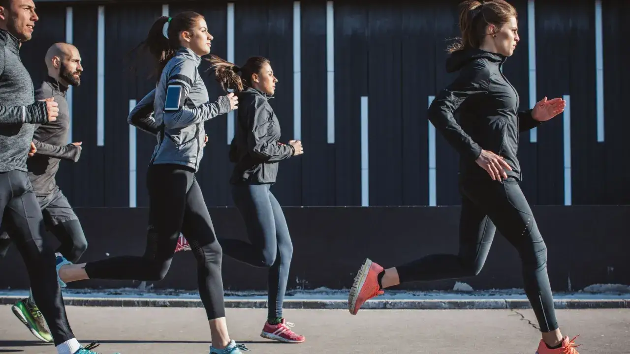 En grupp löpare tränar utomhus, förberedelser inför att springa halvmaraton.