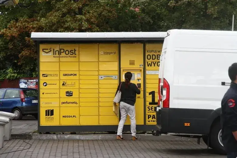 kurier inpost dostarcza paczkę do domu