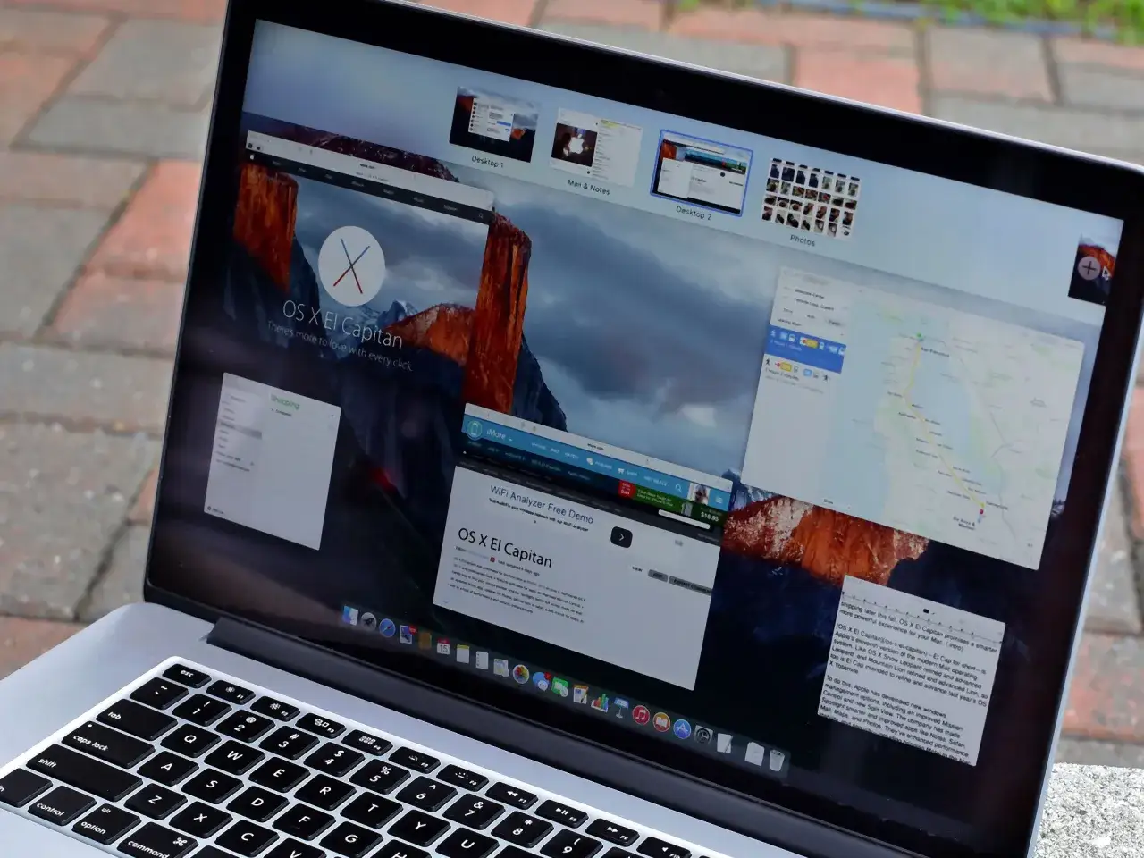 Na ekranie laptopa z systemem **macOS 10.11** El Capitan widać otwarte okna przeglądarki, mapy i notatki.