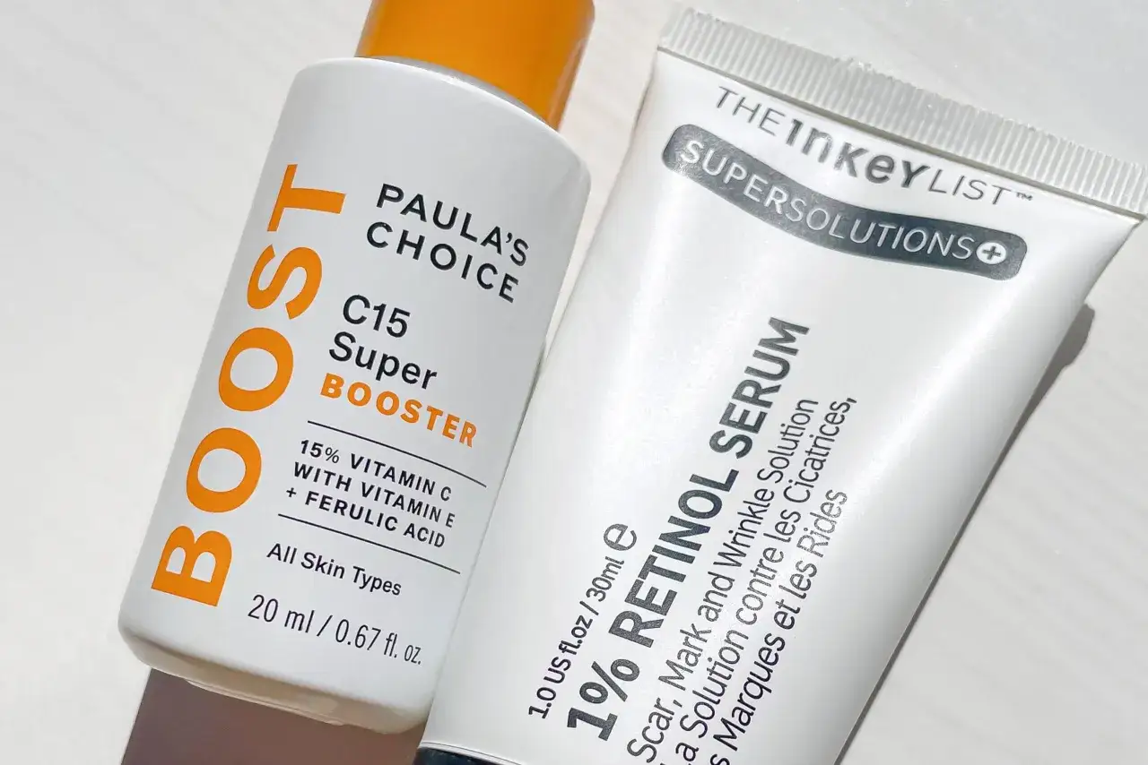 Två hudvårdsprodukter: en booster med C-vitamin och en retinolserum.