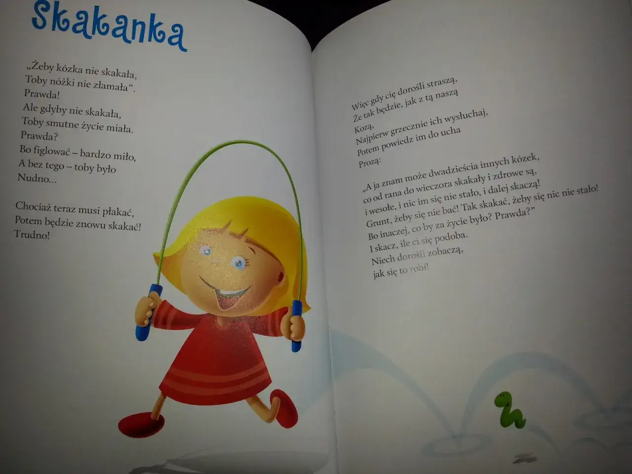 Dziewczynka z kucykami skacze na skakance. Wiersz z